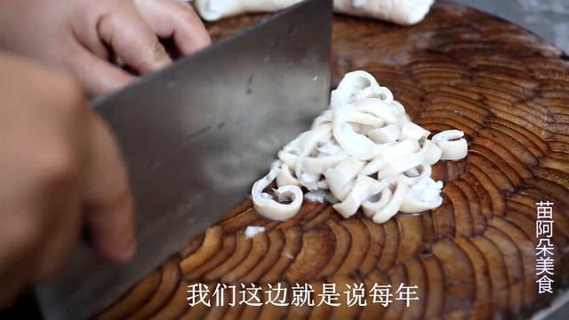 苗大姐用酸辣椒炒猪肥肠,米饭辣椒肥肠一起扒,肠子都悔青了