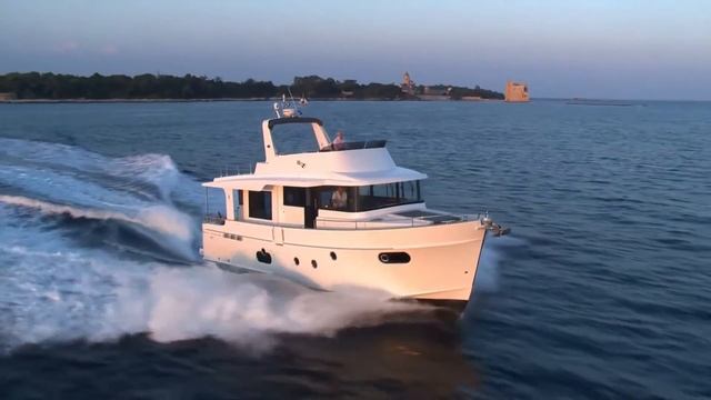 Траулерная яхта Beneteau Swift Trawler 50 от Боатмаркет