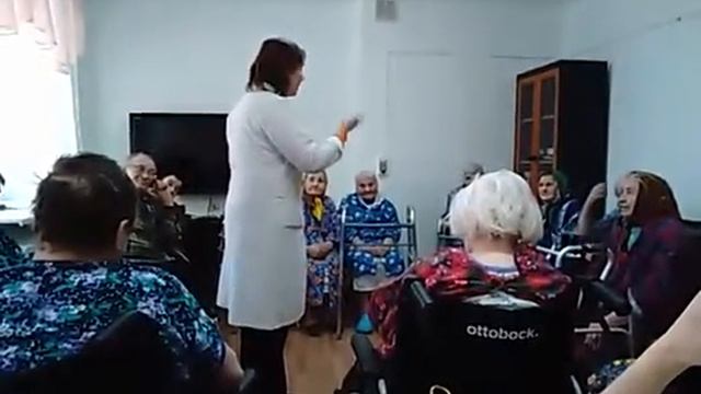 Бабушки из дома престарелых занимаются с психологом