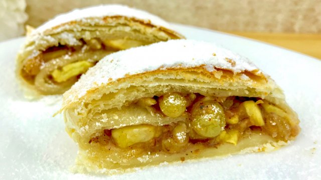 Вкусный штрудель с яблоками . Рецепт яблочного штруделя из слоеного теста .mp4