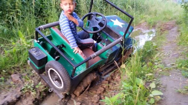 ДЕТСКИЙ ДЖИП НА БЕНЗИНЕ ПРОТИВ БОЛОТА!!!!