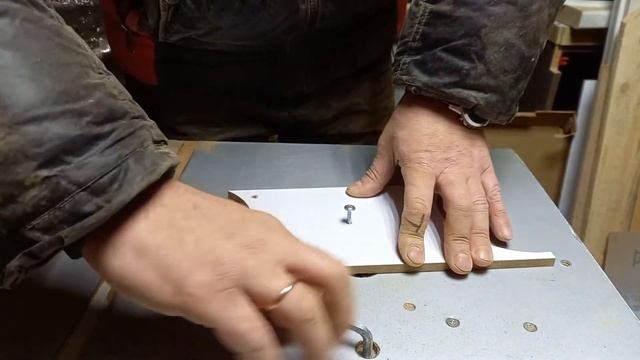 Как вырезать круглое отверстие или ровный круг с помощью фрезерного стола.