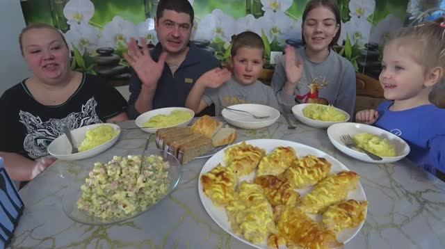 мукбанг грудка с ананасами под сыром