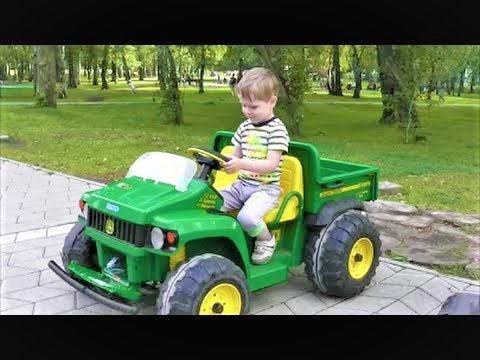 Макс катается на машинках прыгает на батуте и гуляет по парку