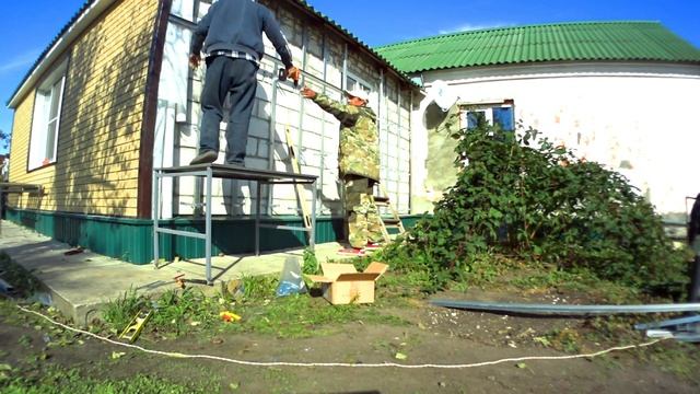 ОЧЕРЕДНОЙ РАБОЧИЙ ДЕНЬ НА ОБШИВКЕ ДОМА САЙДИНГОМ ФИРМЫ Ю ПЛАСТ СТОУН ХАУС КИРПИЧ ПЕСОЧНЫЙ