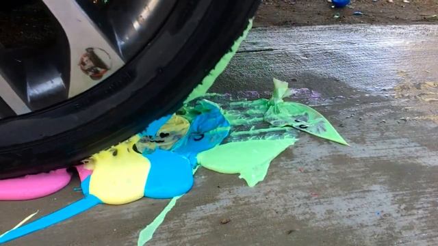 АСМР: Машина давит хрустящие и мягкие предметы своей машиной