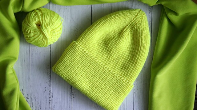 Захотела на зиму яркую шапку спицами, получился стильный и теплый аксессуар. Показываю, как связать