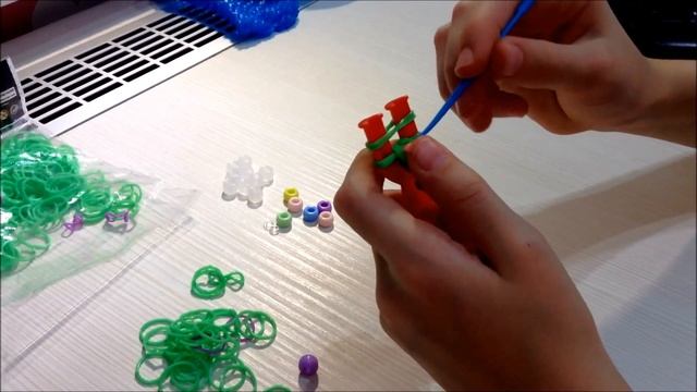 Браслет из резинок с бусинами. Легко и красиво.