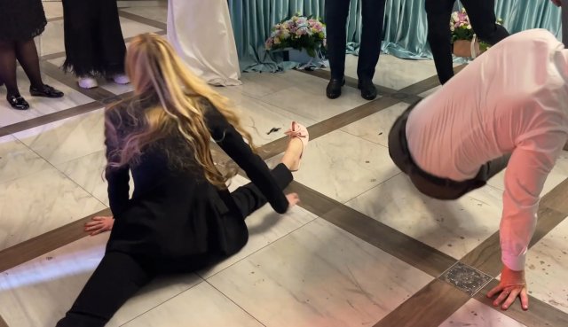 Девушка села на шпагат прямо на свадьбе! Шок для гостей