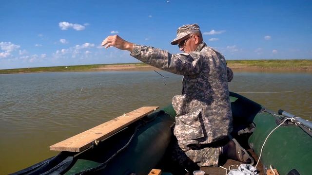 Рыбалка с лодки на бортовую удочку.Да сколько же тут рыбы.