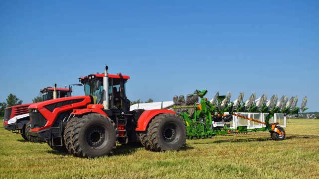 Трактор Кировец К-742Мпр с оборотным плугом Amazone Tyrok 400