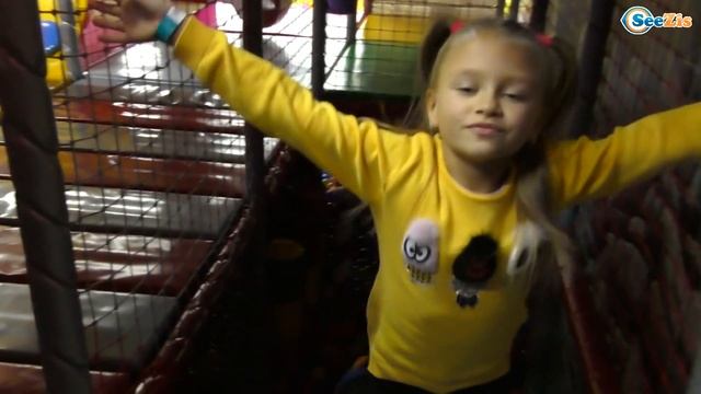 ВЛОГ ДЕНЬ в Развлекательном Центре с Ярославой! Горки, Лабиринты и Батуты для детей!