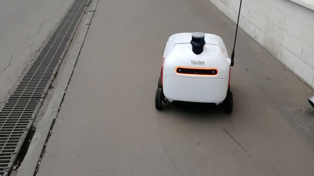 робот доставщик еды из яндекса. Москва, фрунзенская