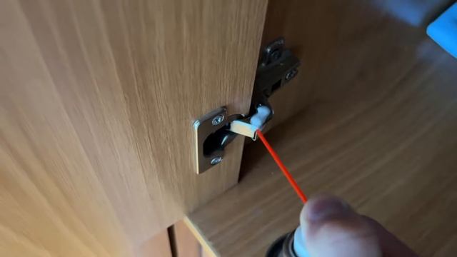 Устраняем скрип дверцы шкафа | Либо межкомнатной двери