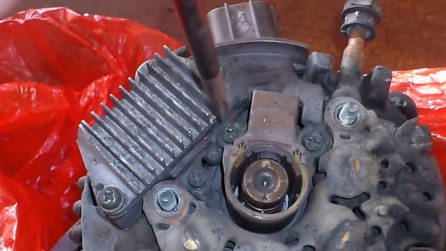 Генератор "Тойота Камри". Замена щеток. Generator "Toyota" Replacing brushes.