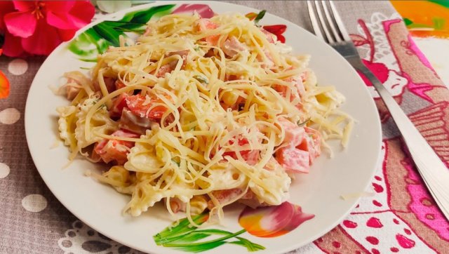 Итальянский салат с макаронами