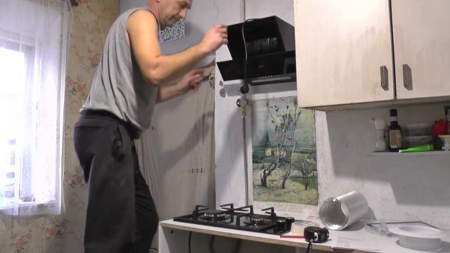 Устанавливаю вытяжку Dexp на кухне.