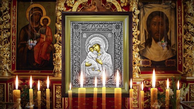 Акафисты ко Пресвятой Богородице пред иконой Владимирской Божией Матери.