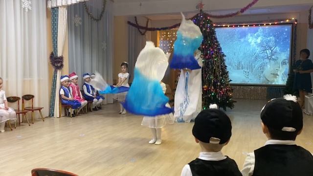 Танец Метели и Вьюги с вейлами в царстве Снежной Королевы на Новогоднем утреннике в старшей группе