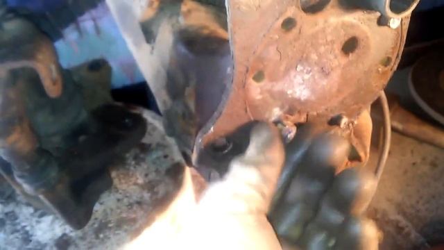 Как выкрутить закисший болт на цапфе авто.