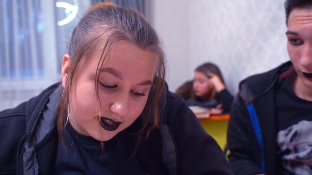 ЧТО ГОТЫ В ШКОЛУ ПРИНЕСЛИ? ЗАЛЕЗЛИ В ТЕЛЕФОН УЧИТЕЛЯ!!!