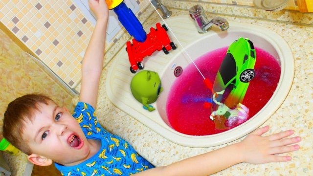 Дети САМИ спасают ИГРУШКИ и МАШИНКИ из гигантской СЛИЗИ! Рома и Хелпик