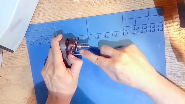 Добавляю смазку в новый рулевой наконечник SIDEM