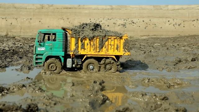 Игрушки месят речную грязь