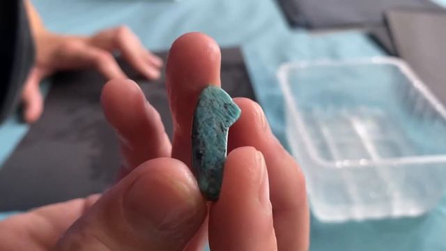 Полировка камня вручную. Синий апатит