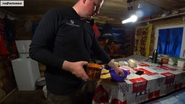 Ночь в тайге! Заночевал в таёжной избе. Готовлю два блюда из хариуса! Хариус в снегу и хариус в печ