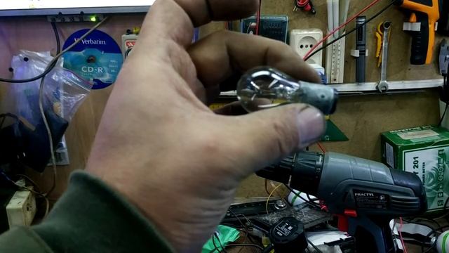 ЗАЧЕМ? ЛАЙФХАК КОТОРЫЙ МЫ ЗАСЛУЖИЛИ. ЛАМПА ИЗ 2х КОНТАКТНОЙ В 1 КОНТАКТНУЮ 2 СПИРАЛИ В ОДНУ DIY ДИЧ