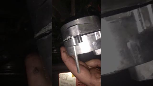 замена натяжного ролика и ремня на Ауди А6 С6 2005 года