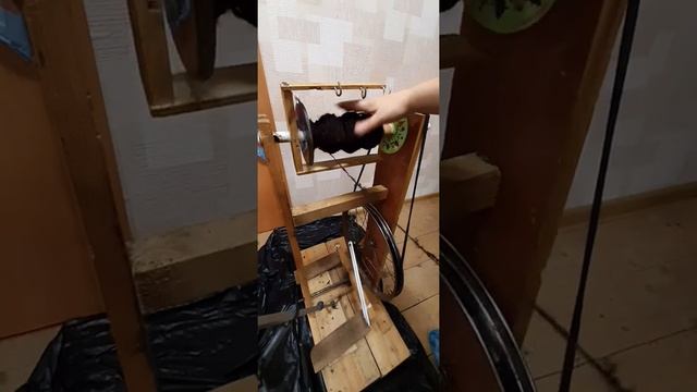 Прядение на самодельном прядельном станке. Прядение шерсти. Обзор на прялку предыдущем видео.