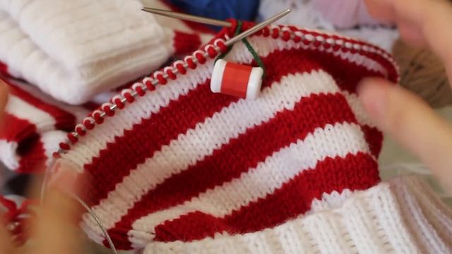 ПОЛОСАТАЯ ШАПКА САНТЫ спицами. НОВОГОДНЯЯ ШАПКА. How to knit Santa Hat