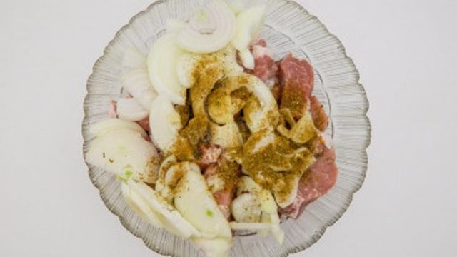 Поджарка из свинины с луком как в столовой