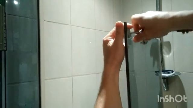 Замена роликов на дверьках душевой кабинки.