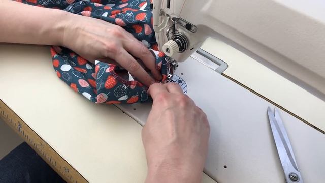 Как собрать на резинку низ рукавов и брюк, пояс, горловину одной строчкой. Пришить резинку легко!