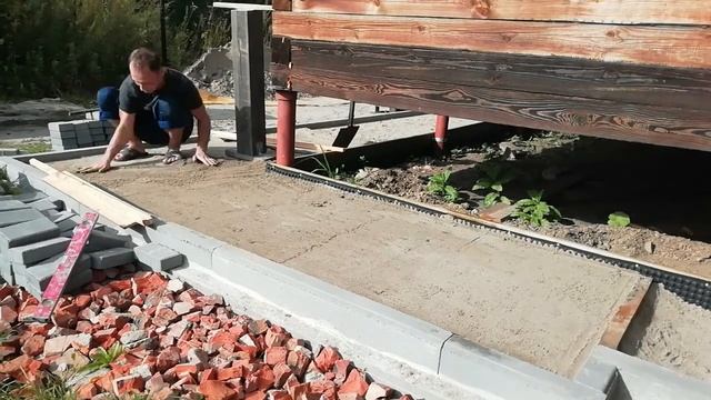 Отмостка у дома на винтовых сваях Часть 2