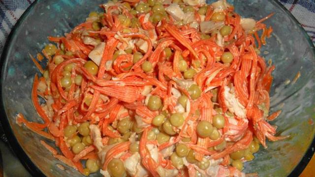 Салат из корейской моркови с куриным филе и горошком
