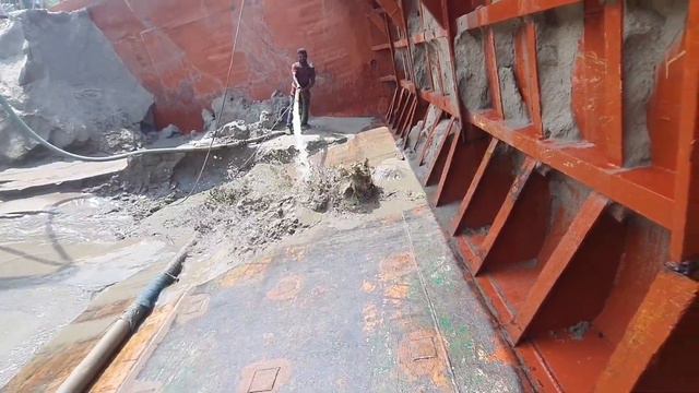 Строительство, разгружаем баржу с песком