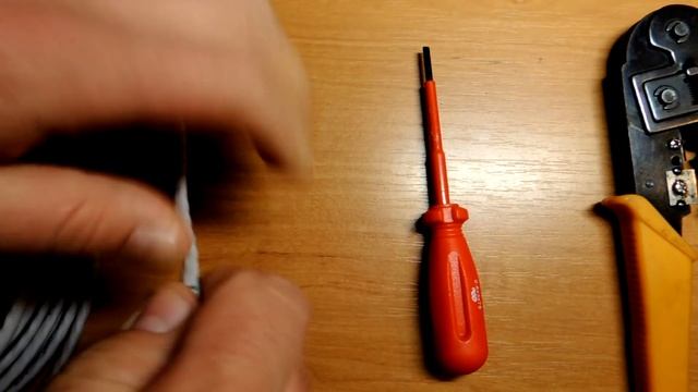 Как обжать ОТВЁРТКОЙ интернет кабель коннектором RJ45. Как самому обжать коннектор  RJ45.