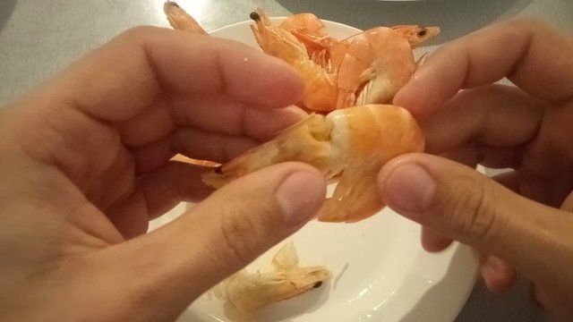 Как почистить вареные королевские креветки из магазина. Как почистить креветки.