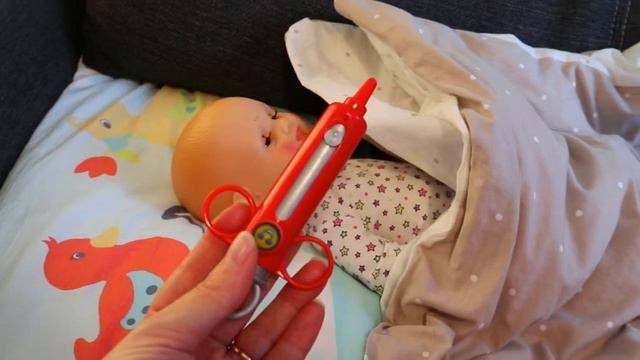 УКОЛ - БОГДАНЧИК ЗАБОЛЕЛ - нужно вызывать ДОКТОРА и делать укол - СОНЯ лечит БОГДАНА - делают укол