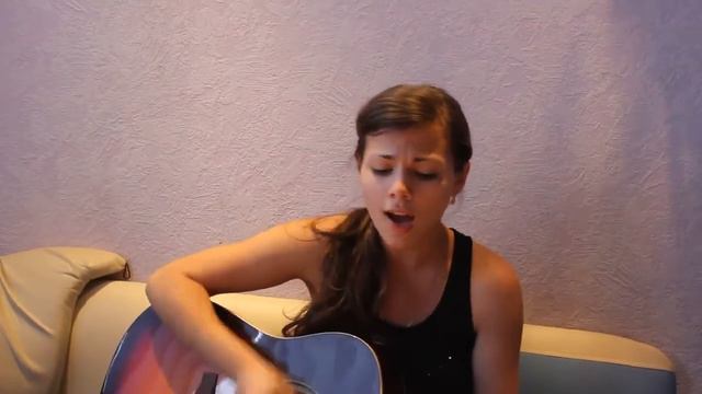 Девушка классно поет под гитару