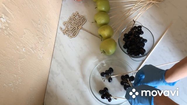 Фруктовый букет с живыми цветами ?в шляпной коробке.