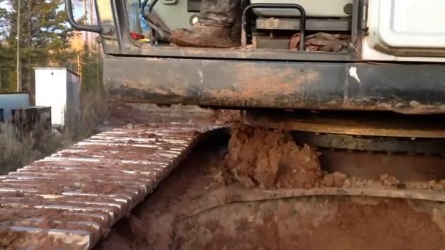 Очистка ходовой гусеничного экскаватора. Cleaning of tracked crawler excavator