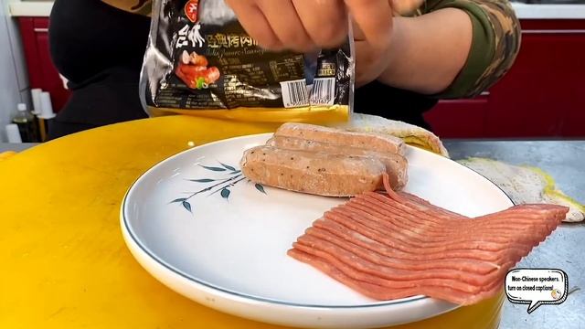 猴哥在家做烤肉，鲍鱼牛肉五花摆满一桌，大伙儿都吃撑了！【胖猴仔】