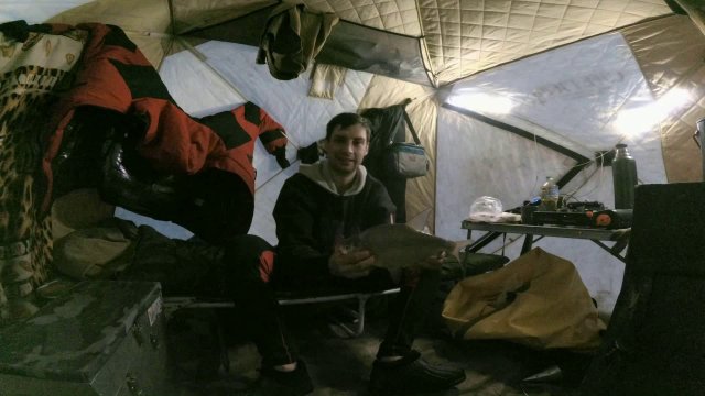 ЛОВЛЯ ЛЕЩА В ПАЛАТКЕ. Рыбалка на ЧЕРТИК . Зимняя рыбалка на Леща.mp4