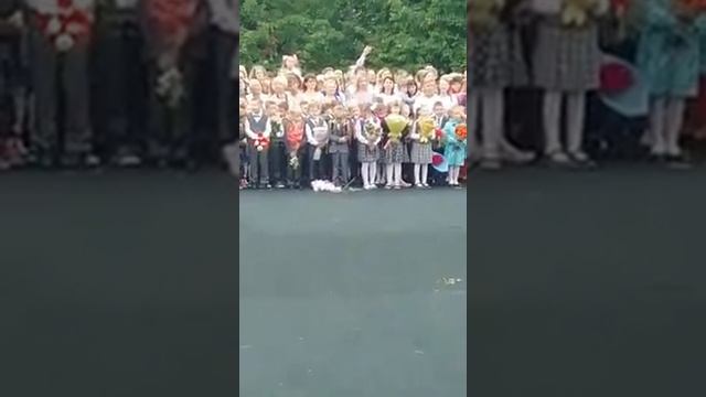 Первоклассник растоптал букет на 1 сентября