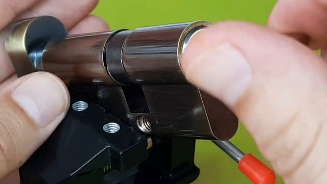 МАСТЕР ПОКАЗЫВАЕТ КАК ОТКРЫВАЕТ ЗАМОК БЕЗ КЛЮЧА